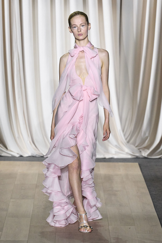 مجموعة Giambattista Valli لصيف 2024