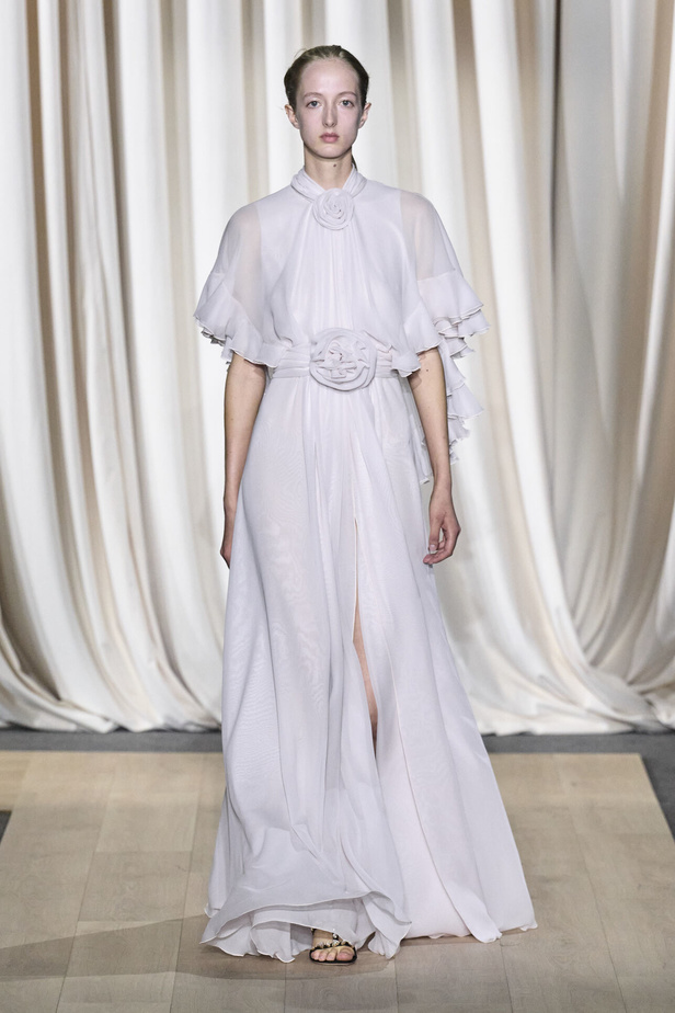 مجموعة Giambattista Valli لصيف 2024