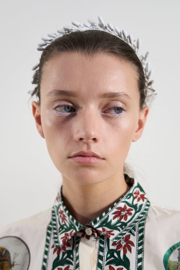 مجموعة Giambattista Valli لصيف 2024 تنقل المرأة الأنيقة الى عالم من الرقي والاشراق