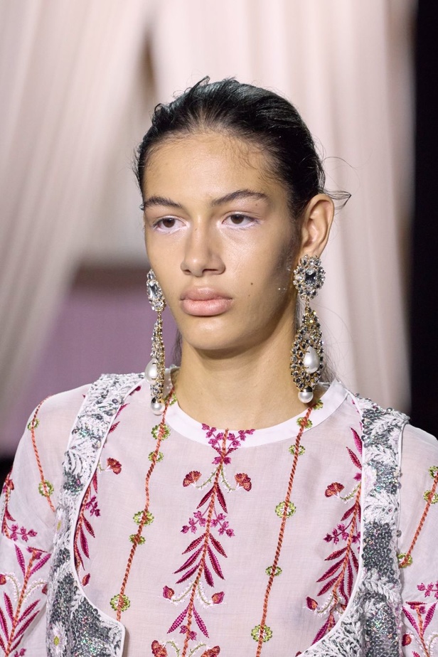 مجموعة Giambattista Valli لصيف 2024 تنقل المرأة الأنيقة الى عالم من الرقي والاشراق