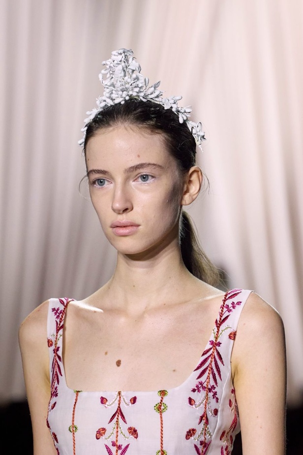 مجموعة Giambattista Valli لصيف 2024 تنقل المرأة الأنيقة الى عالم من الرقي والاشراق