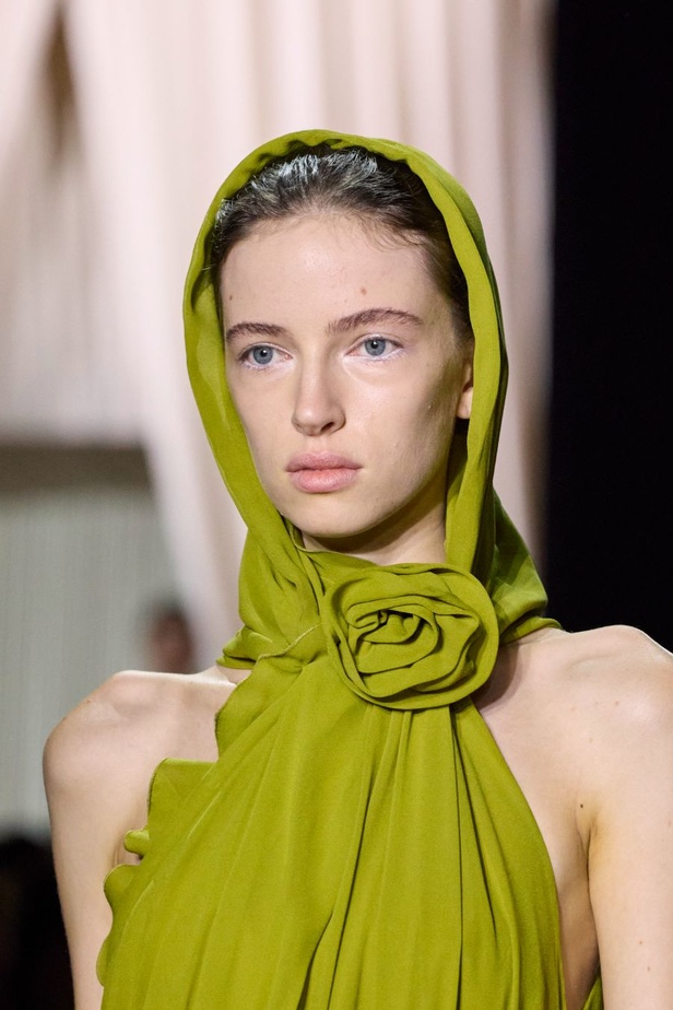 مجموعة Giambattista Valli لصيف 2024 تنقل المرأة الأنيقة الى عالم من الرقي والاشراق