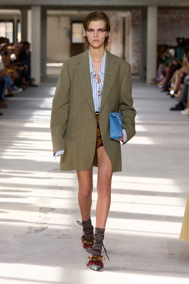 "السهل لا يجب أن يكون مملاً" والدليل مجموعة Dries Van Noten لربيع 2024