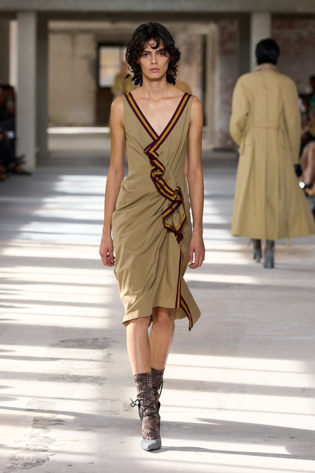 "السهل لا يجب أن يكون مملاً" والدليل مجموعة Dries Van Noten لربيع 2024