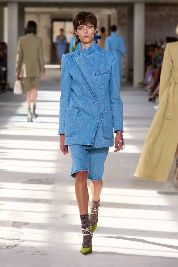 "السهل لا يجب أن يكون مملاً" والدليل مجموعة Dries Van Noten لربيع 2024