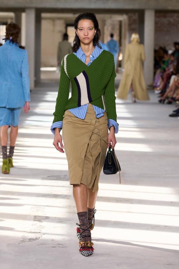 "السهل لا يجب أن يكون مملاً" والدليل مجموعة Dries Van Noten لربيع 2024