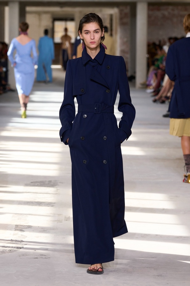 "السهل لا يجب أن يكون مملاً" والدليل مجموعة Dries Van Noten لربيع 2024