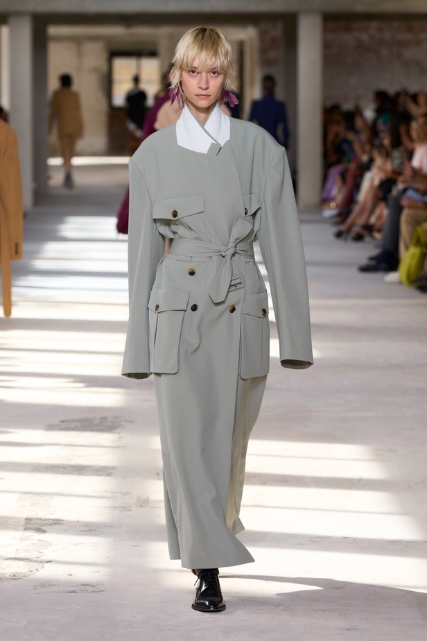 "السهل لا يجب أن يكون مملاً" والدليل مجموعة Dries Van Noten لربيع 2024