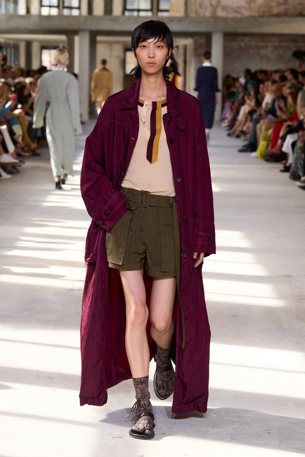 "السهل لا يجب أن يكون مملاً" والدليل مجموعة Dries Van Noten لربيع 2024