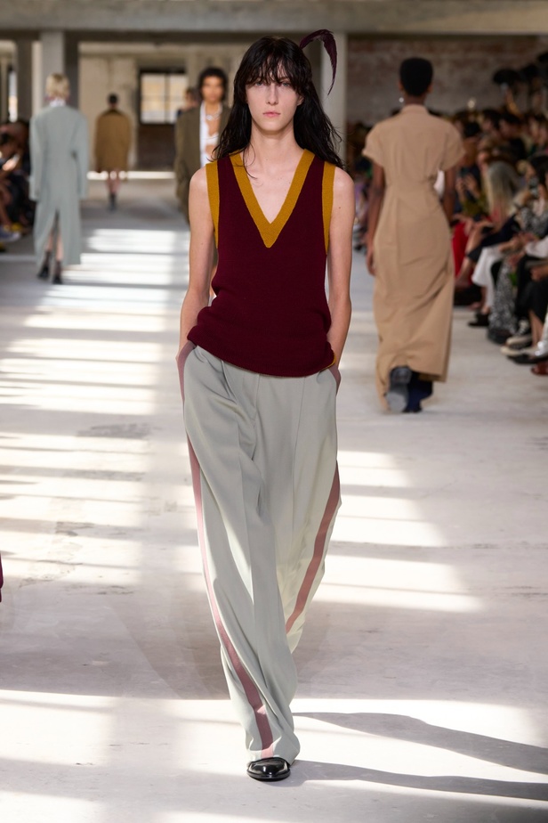 "السهل لا يجب أن يكون مملاً" والدليل مجموعة Dries Van Noten لربيع 2024