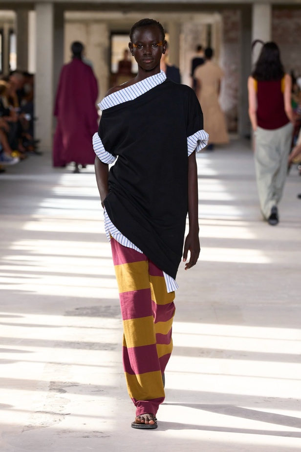 "السهل لا يجب أن يكون مملاً" والدليل مجموعة Dries Van Noten لربيع 2024