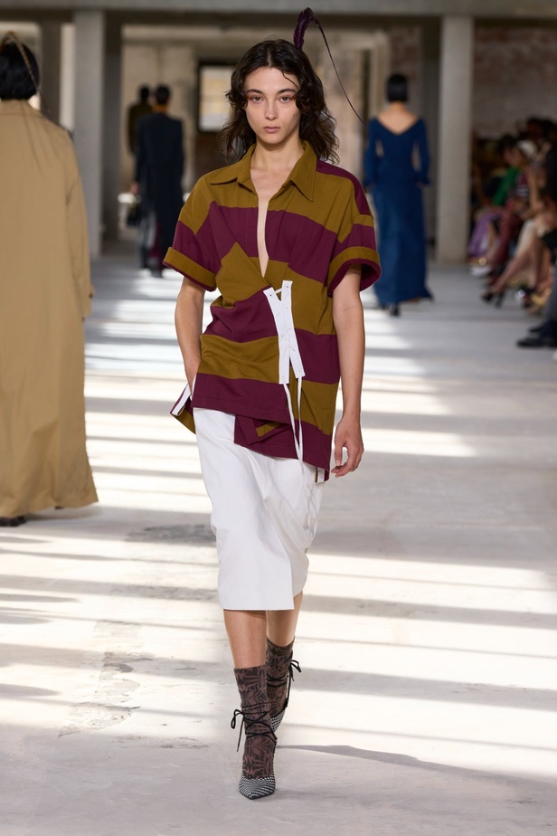 "السهل لا يجب أن يكون مملاً" والدليل مجموعة Dries Van Noten لربيع 2024