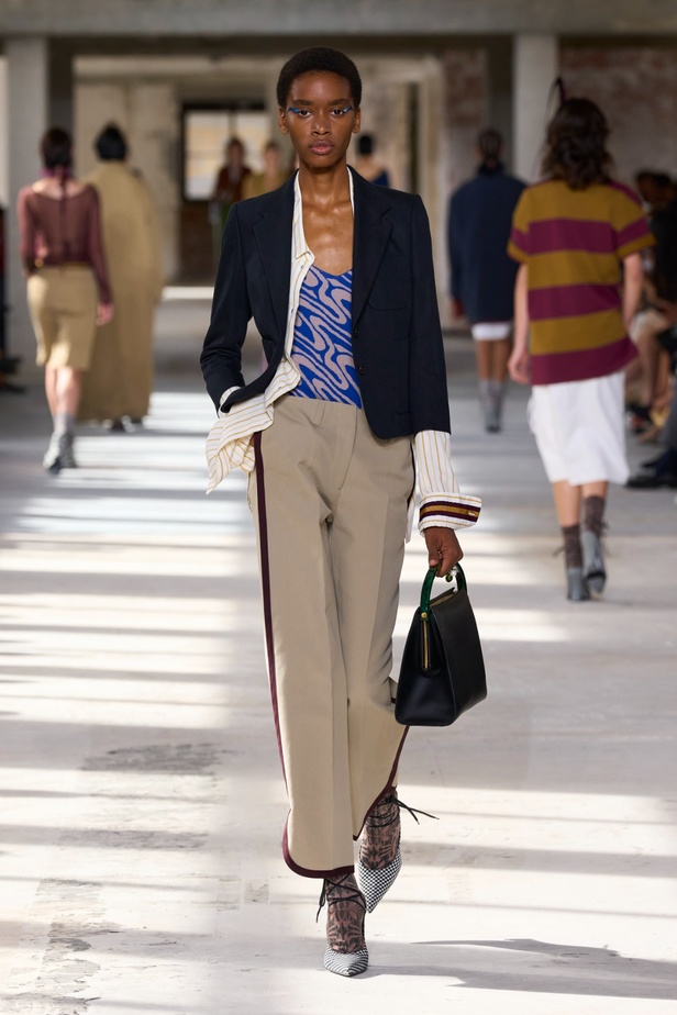 "السهل لا يجب أن يكون مملاً" والدليل مجموعة Dries Van Noten لربيع 2024