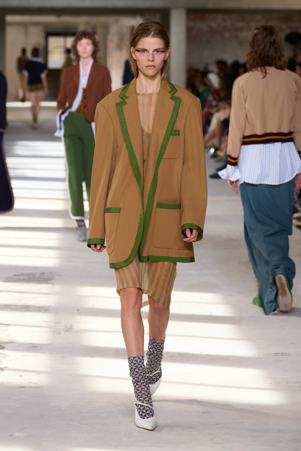 "السهل لا يجب أن يكون مملاً" والدليل مجموعة Dries Van Noten لربيع 2024