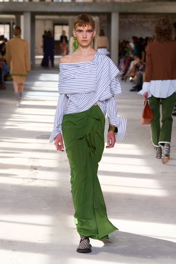 "السهل لا يجب أن يكون مملاً" والدليل مجموعة Dries Van Noten لربيع 2024