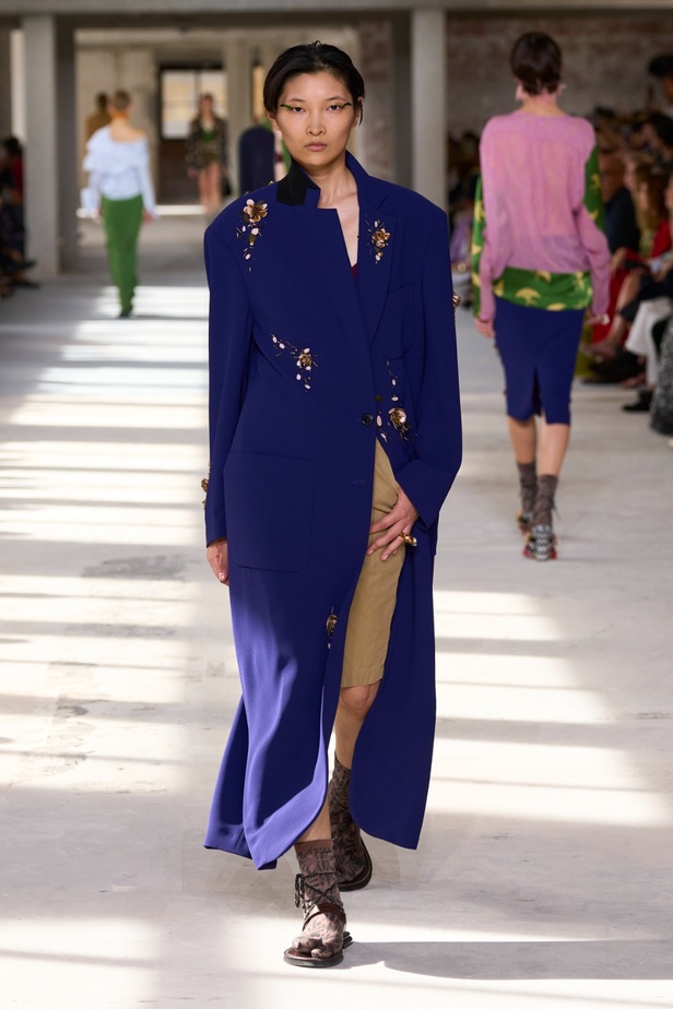 "السهل لا يجب أن يكون مملاً" والدليل مجموعة Dries Van Noten لربيع 2024