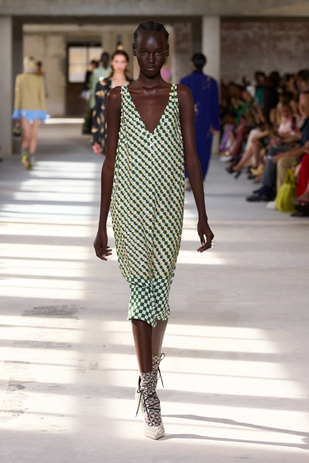 "السهل لا يجب أن يكون مملاً" والدليل مجموعة Dries Van Noten لربيع 2024