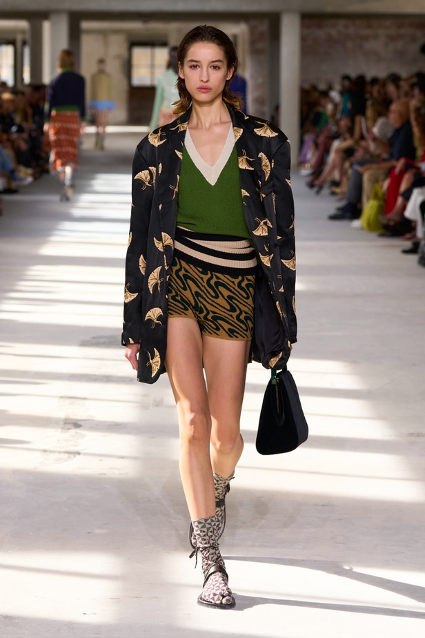 "السهل لا يجب أن يكون مملاً" والدليل مجموعة Dries Van Noten لربيع 2024