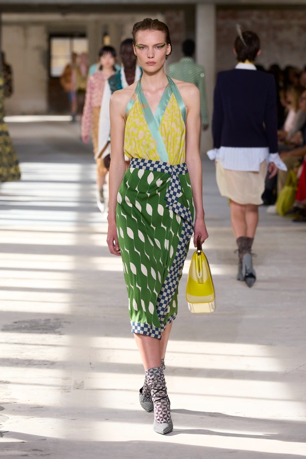 "السهل لا يجب أن يكون مملاً" والدليل مجموعة Dries Van Noten لربيع 2024