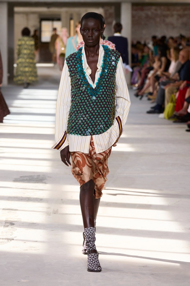 "السهل لا يجب أن يكون مملاً" والدليل مجموعة Dries Van Noten لربيع 2024