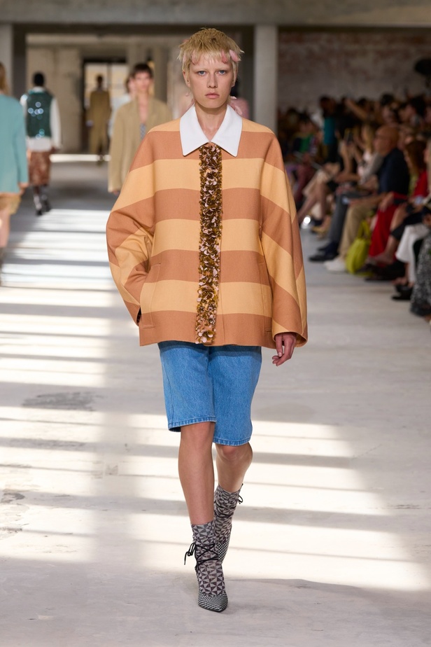 "السهل لا يجب أن يكون مملاً" والدليل مجموعة Dries Van Noten لربيع 2024