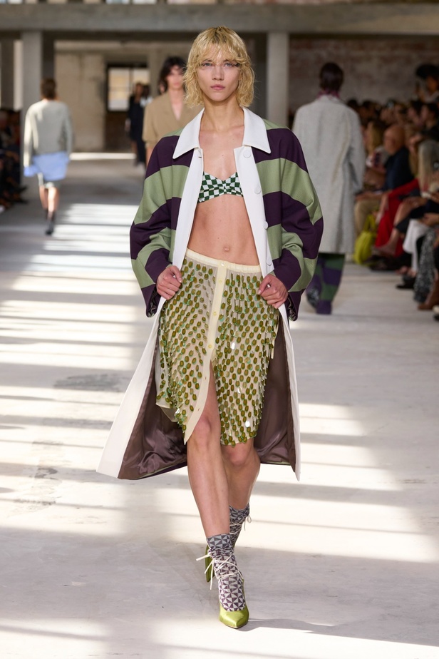 "السهل لا يجب أن يكون مملاً" والدليل مجموعة Dries Van Noten لربيع 2024