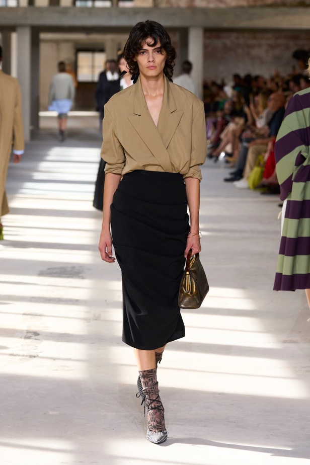 "السهل لا يجب أن يكون مملاً" والدليل مجموعة Dries Van Noten لربيع 2024