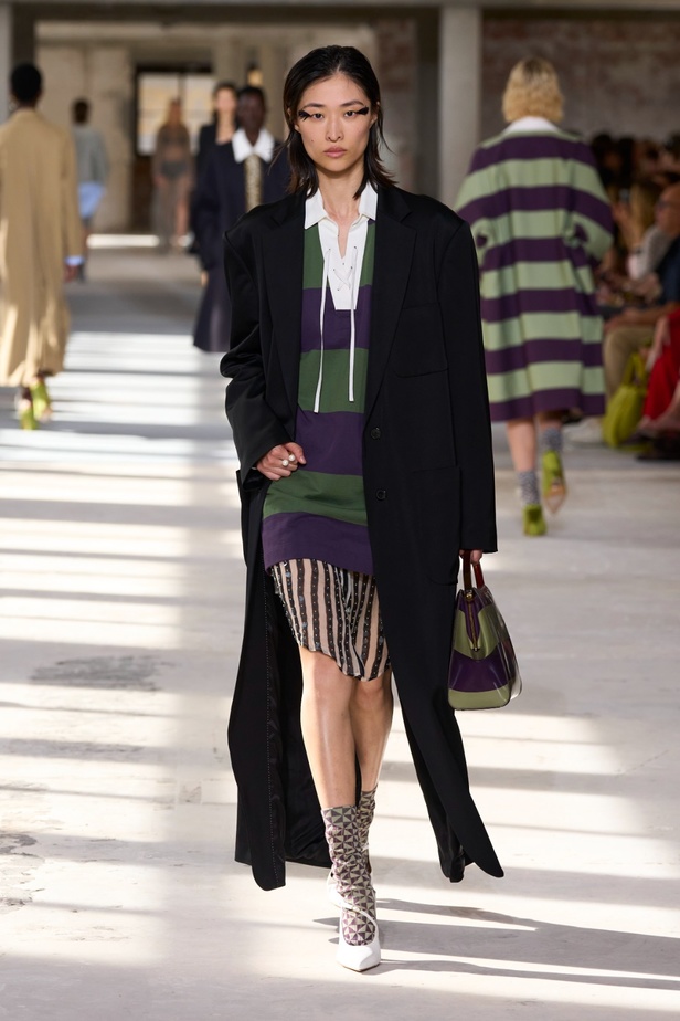 "السهل لا يجب أن يكون مملاً" والدليل مجموعة Dries Van Noten لربيع 2024