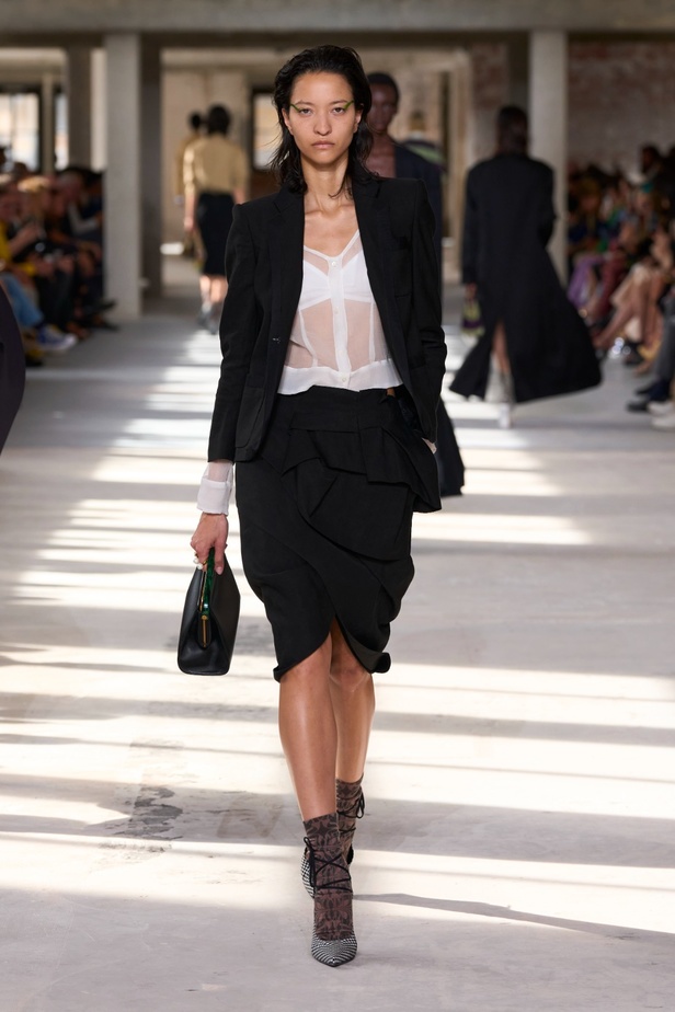 "السهل لا يجب أن يكون مملاً" والدليل مجموعة Dries Van Noten لربيع 2024