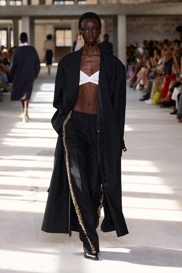 "السهل لا يجب أن يكون مملاً" والدليل مجموعة Dries Van Noten لربيع 2024