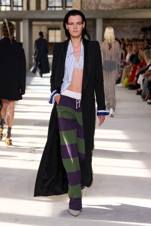 "السهل لا يجب أن يكون مملاً" والدليل مجموعة Dries Van Noten لربيع 2024