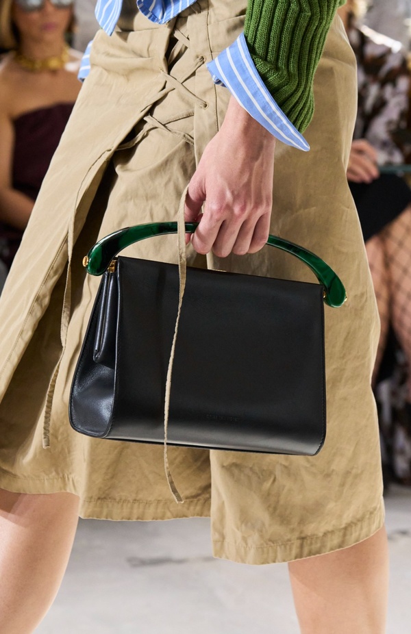 "السهل لا يجب أن يكون مملاً" والدليل مجموعة Dries Van Noten لربيع 2024