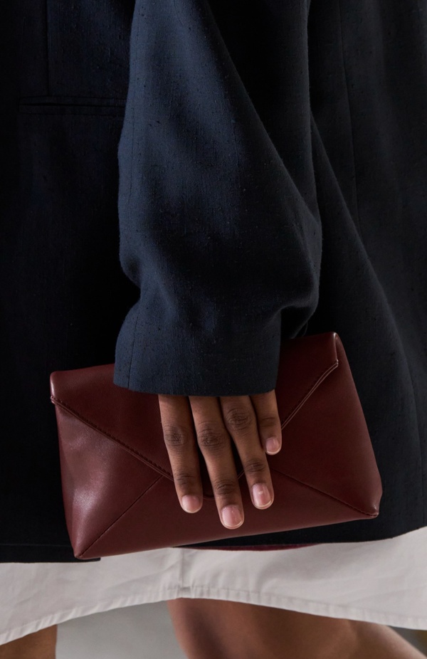 "السهل لا يجب أن يكون مملاً" والدليل مجموعة Dries Van Noten لربيع 2024