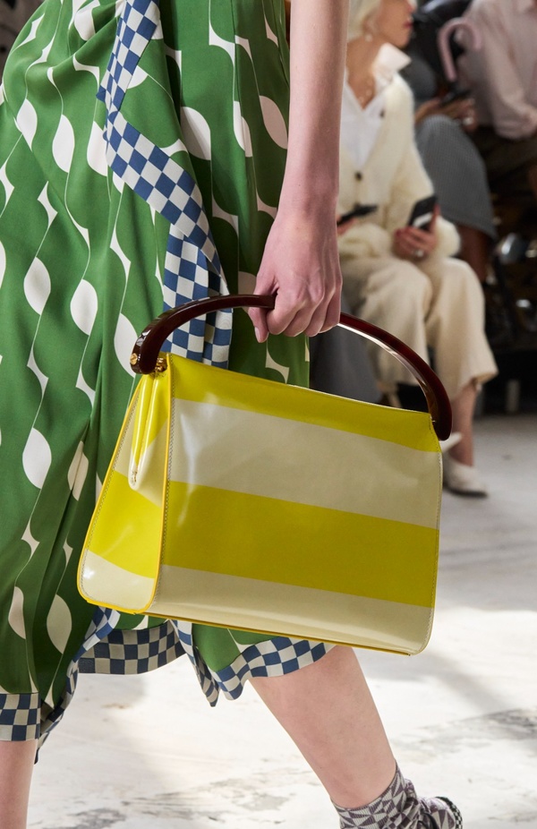 "السهل لا يجب أن يكون مملاً" والدليل مجموعة Dries Van Noten لربيع 2024