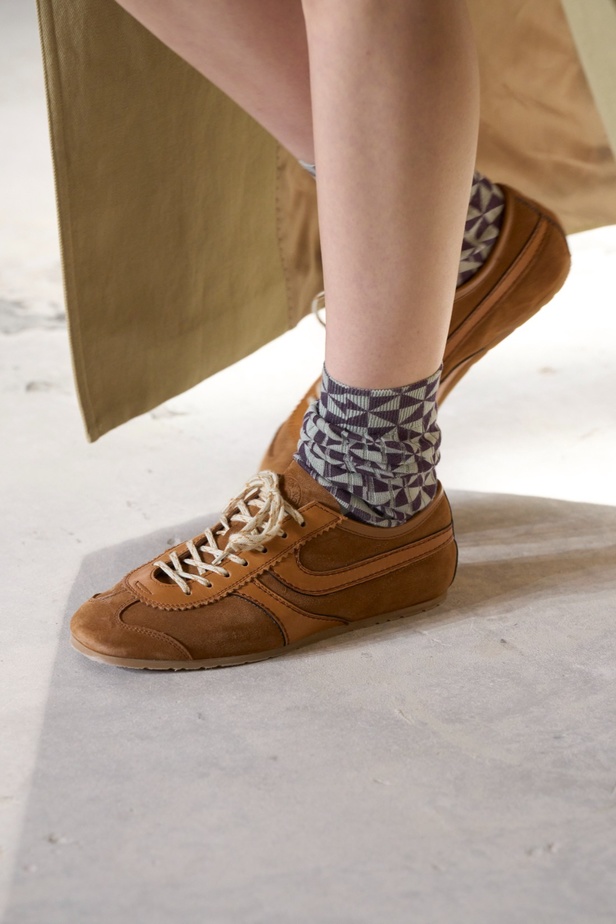 "السهل لا يجب أن يكون مملاً" والدليل مجموعة Dries Van Noten لربيع 2024