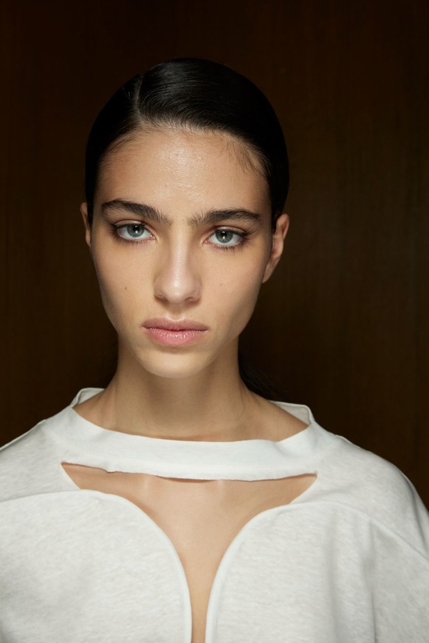 مجموعة فيكتوريا بيكهام لربيع وصيف 2024... ملابس الباليه تتحوّل إلى إطلالات أنيقة 