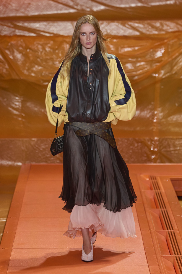 مجموعة Louis Vuitton لربيع وصيف 2024 تضيف الفخامة والتألق على عروض باريس