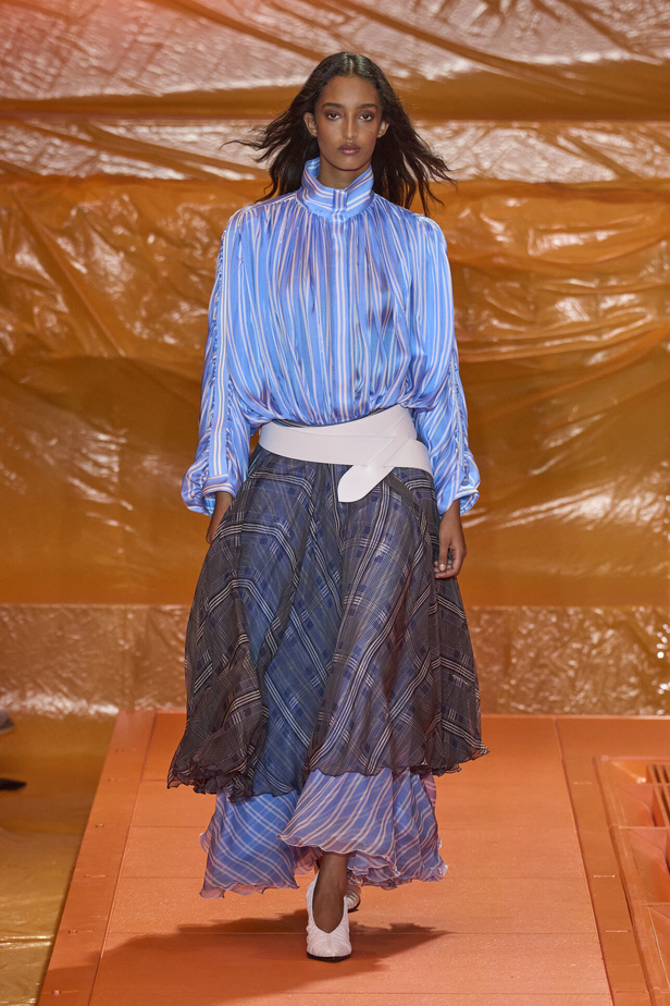 مجموعة Louis Vuitton لربيع وصيف 2024 تضيف الفخامة والتألق على عروض باريس