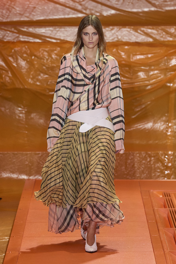 مجموعة Louis Vuitton لربيع وصيف 2024 تضيف الفخامة والتألق على عروض باريس