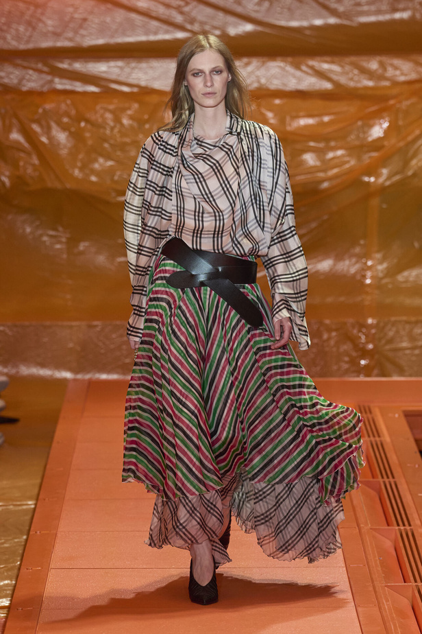 مجموعة Louis Vuitton لربيع وصيف 2024 تضيف الفخامة والتألق على عروض باريس