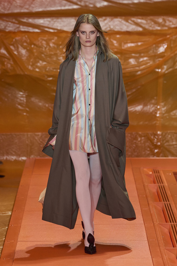 مجموعة Louis Vuitton لربيع وصيف 2024 تضيف الفخامة والتألق على عروض باريس