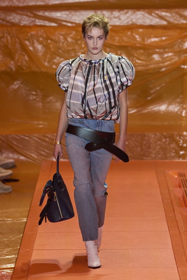 مجموعة Louis Vuitton لربيع وصيف 2024 تضيف الفخامة والتألق على عروض باريس