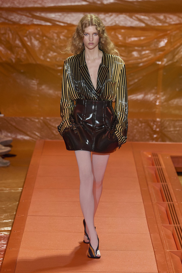 مجموعة Louis Vuitton لربيع وصيف 2024 تضيف الفخامة والتألق على عروض باريس