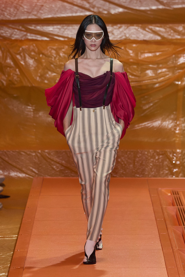 مجموعة Louis Vuitton لربيع وصيف 2024 تضيف الفخامة والتألق على عروض باريس