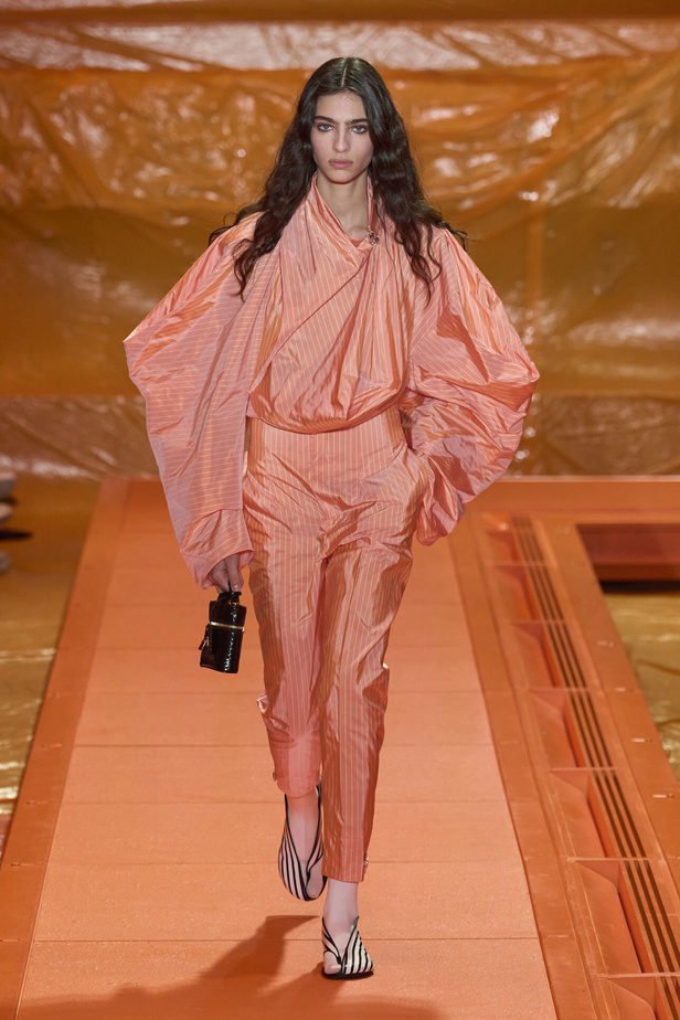 مجموعة Louis Vuitton لربيع وصيف 2024 تضيف الفخامة والتألق على عروض باريس