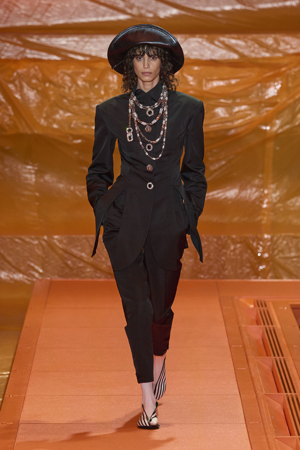 مجموعة Louis Vuitton لربيع وصيف 2024 تضيف الفخامة والتألق على عروض باريس