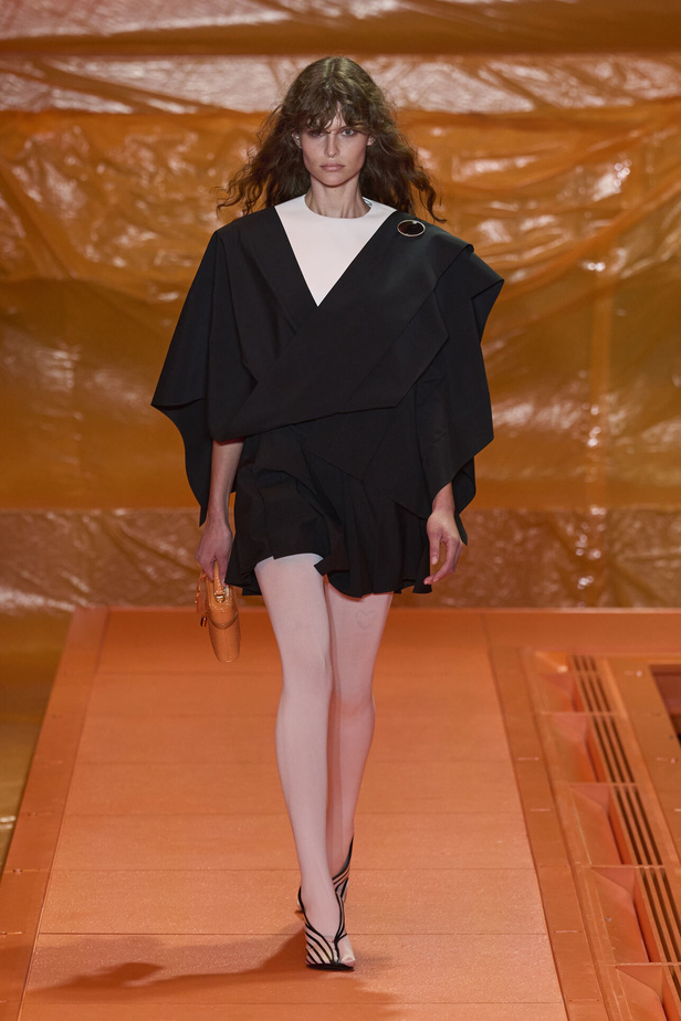 مجموعة Louis Vuitton لربيع وصيف 2024 تضيف الفخامة والتألق على عروض باريس