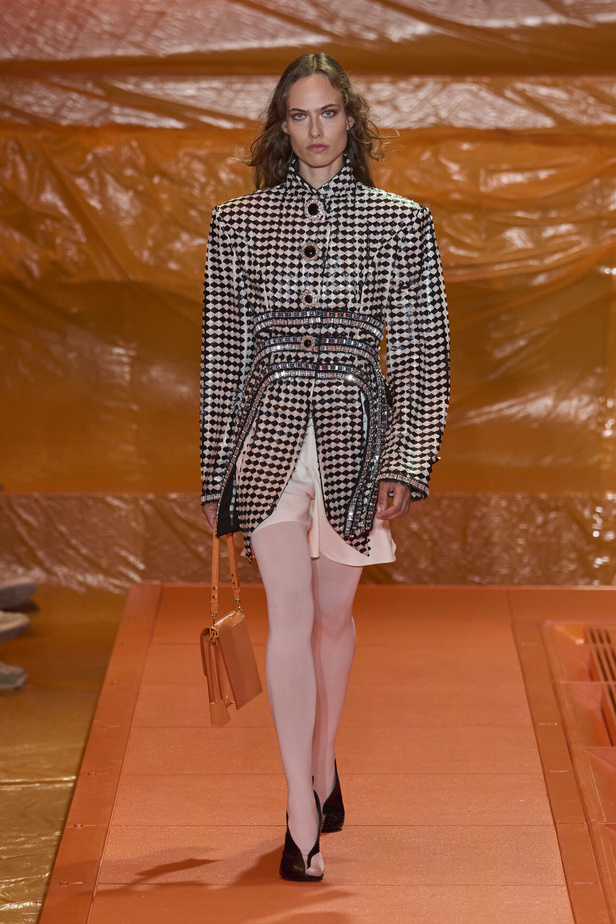 مجموعة Louis Vuitton لربيع وصيف 2024 تضيف الفخامة والتألق على عروض باريس