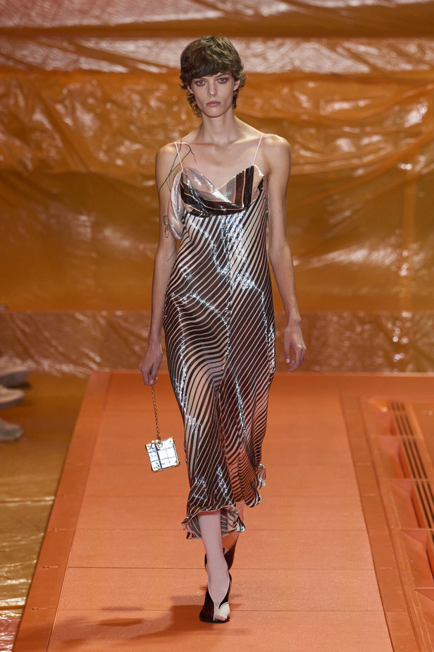 مجموعة Louis Vuitton لربيع وصيف 2024 تضيف الفخامة والتألق على عروض باريس