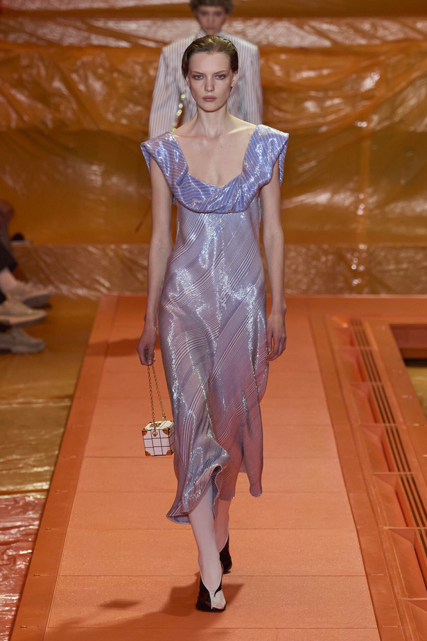 مجموعة Louis Vuitton لربيع وصيف 2024 تضيف الفخامة والتألق على عروض باريس